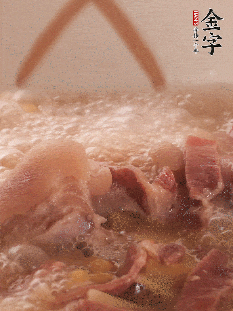 大火將水煮開后，蓋上鍋蓋，轉(zhuǎn)小火慢燉1個半小時。