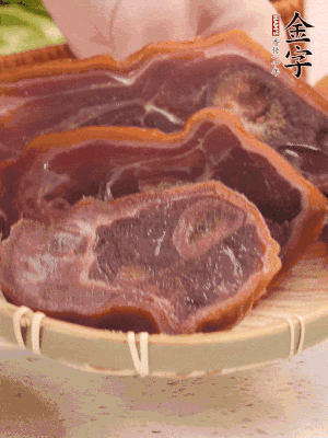 金字火腿蹄片溫水泡10分鐘。