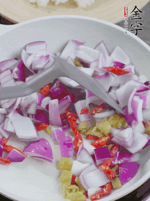 冷鍋熱油，下洋蔥、小米辣、泡椒，炒出香味。