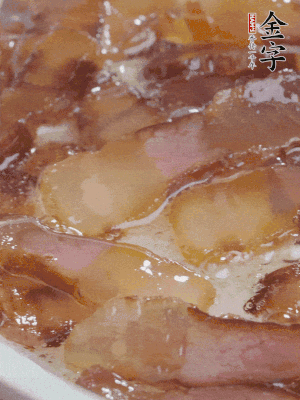 油5成熱，醬油肉煸香。