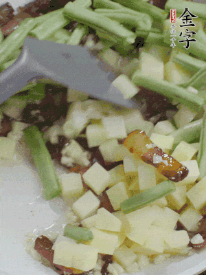 下蒜末、豆角、土豆塊翻炒。