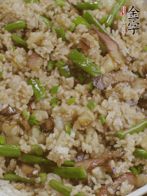 淋一點(diǎn)生抽、蠔油，撒蔥花。