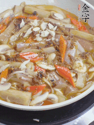 撒蒜末、香菜末。