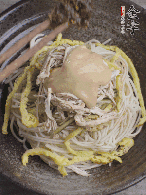 生抽1勺、醋1勺、芝麻醬1勺、金字火腿大師醬1勺。