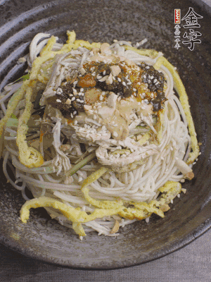 撒上花生碎、白芝麻、蔥花。