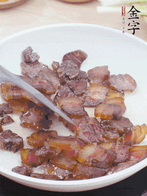 熱鍋少油，醬油肉煸出油脂，盛出。