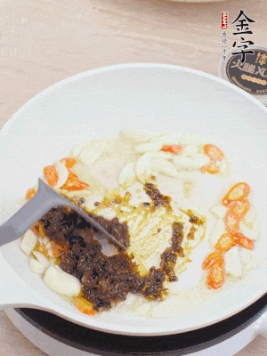 豬油下鍋，爆香蒜片、金字火腿XO醬。