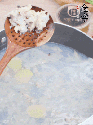 沸水下花蛤肉、姜片、料酒焯水。