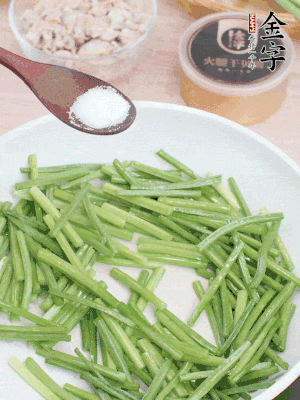 起鍋熱油，下韭菜苔炒至變色。加少許鹽。