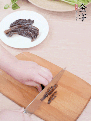 金字醬油肉下鍋煮10分鐘，切薄片。