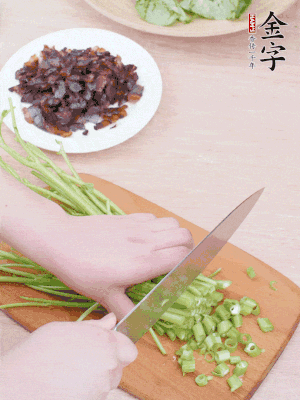 空心菜摘掉葉子，菜梗切成丁。
