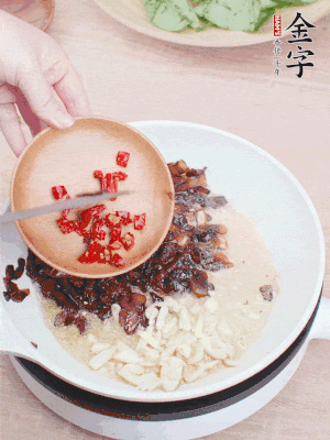 爆香蒜末、小米辣。