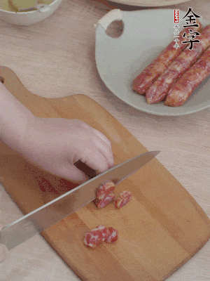 香腸切片。（圓片一點(diǎn)，不用很斜）