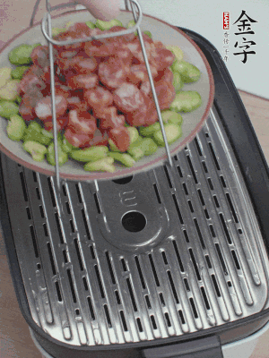 蠶豆鋪底，香腸鋪上，上鍋蒸15分鐘。