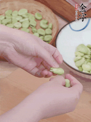 蠶豆剝殼，去掉豆衣，切碎。