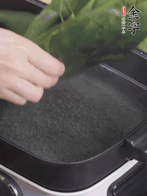 粽葉入沸水煮1分鐘，翻面再煮1分鐘，清洗干凈加水浸泡。