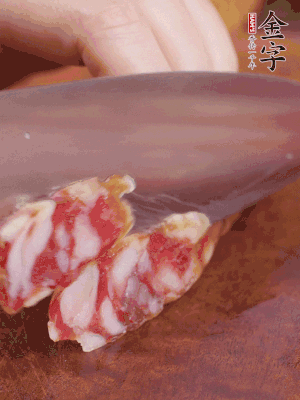 金字香腸斜切成大片。