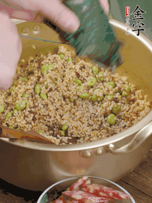 再附一張粽子，一齊向后折疊，線繩捆綁。