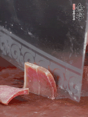 取金字火腿塊150g，切成薄片。生姜切片。