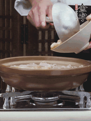 燜煮30分鐘，下花生、紅棗煮5分鐘。（花生提前預煮15分鐘）