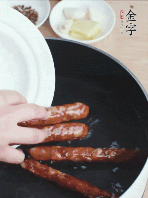 金字香腸水煮15分鐘，撈出切薄片。