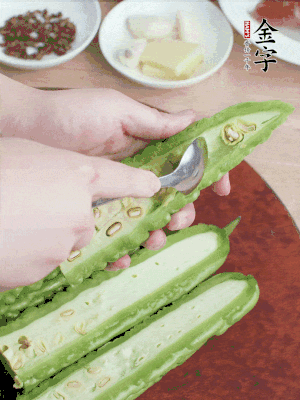 苦瓜去籽切薄片，一點鹽拌勻，10分鐘后沖洗控干。香蔥切蔥花、姜切末、蒜拍碎、干辣椒切圈。