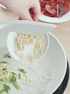 油4成熱，下蔥姜蒜、干辣椒、花椒煸出香味。