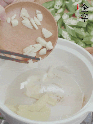 砂煲熱油，姜蒜、辣椒煸香。