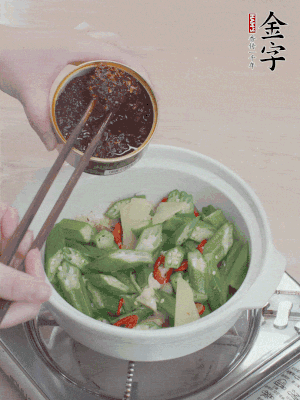 加1勺金字火腿干貝醬、1/2勺生抽攪拌均勻。