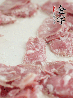 炒鍋熱油，下培根火腿煸炒。