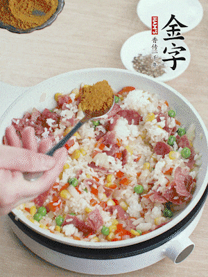 1勺咖喱粉、1/2勺鹽，少許黑胡椒碎炒均。