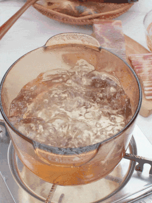 春筍切片焯水3分鐘，去除草酸澀味。