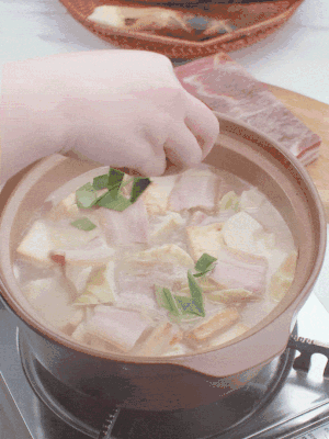 一小撮鹽、糖、雞精調(diào)味，最后撒點(diǎn)蒜葉點(diǎn)綴。