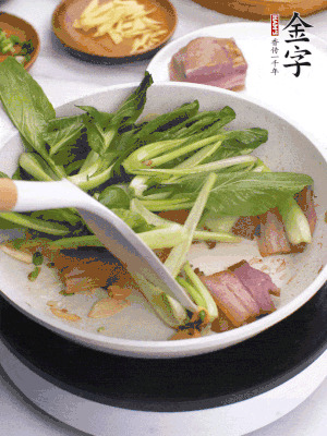 下小青菜翻炒，菜梆子變軟時(shí)，撒一點(diǎn)鹽、雞精調(diào)味。