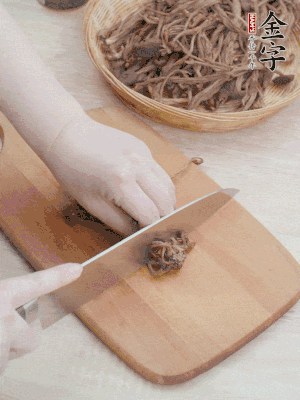 干茶樹菇浸泡過(guò)夜，去老根焯水，擠干水份。