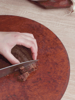 金字臘肉水煮15分鐘，切片。