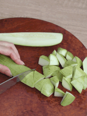 西葫蘆去籽縱向切成4份，斜切成厚片。