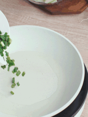 熱油下臘肉、蔥花煸炒，再下西葫蘆。