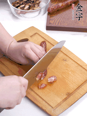 干香菇泡發(fā)切片，金字香腸切片，春筍切大粒。