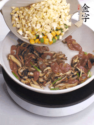 鍋里熱油，爆香蔥白，下香腸片炒至微微出油，加時蔬粒、香菇粒、春筍粒翻炒均勻。