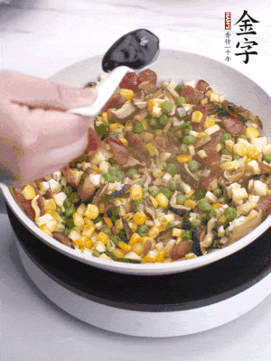 加2勺生抽、1勺蠔油、半勺老抽調(diào)味。