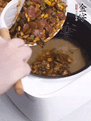 鋪在洗好的大米上，加清水，與食材持平。