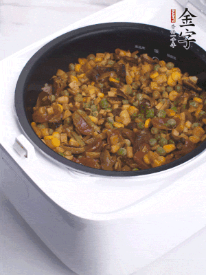 電飯煲按煮飯鍵，出鍋撒蔥花。