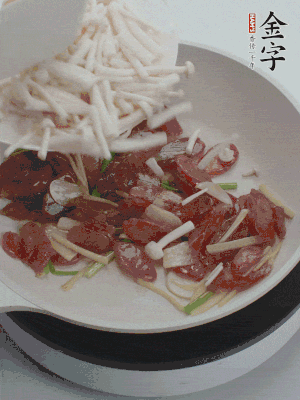 放白玉菇、青紅辣椒、雞蛋。