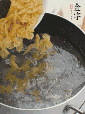 蝴蝶面加橄欖油煮熟；豌豆焯水30秒。