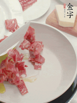 橄欖油煸香金字培根火腿。依次下豌豆、蝴蝶面、洋蔥。