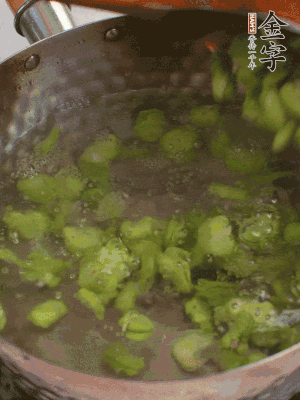 鍋中水沸，放一撮鹽，下蠶豆豆瓣焯3分鐘，下百合，3秒撈出，一起撈出瀝水。