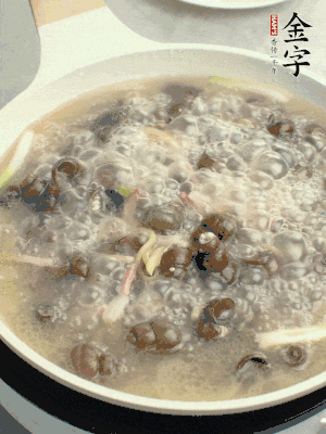 放辣椒，加一點鹽、糖，大火翻炒。