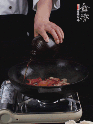 再下火腿片，淋少許黃酒添香。