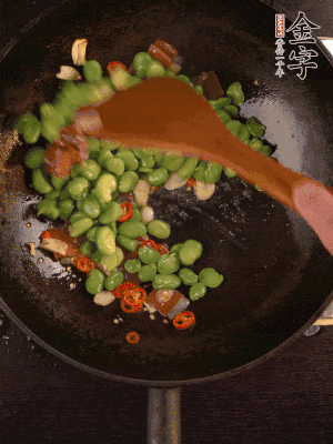 再下蠶豆煸炒，加1勺料酒調味。